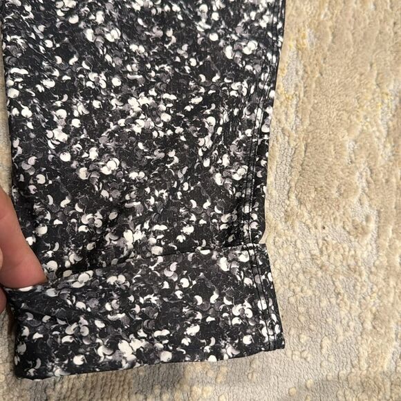 Lululemon Jet Crop
Shimmy Shimmer Black White pants size 4 in EUC - Picture 6 of 10